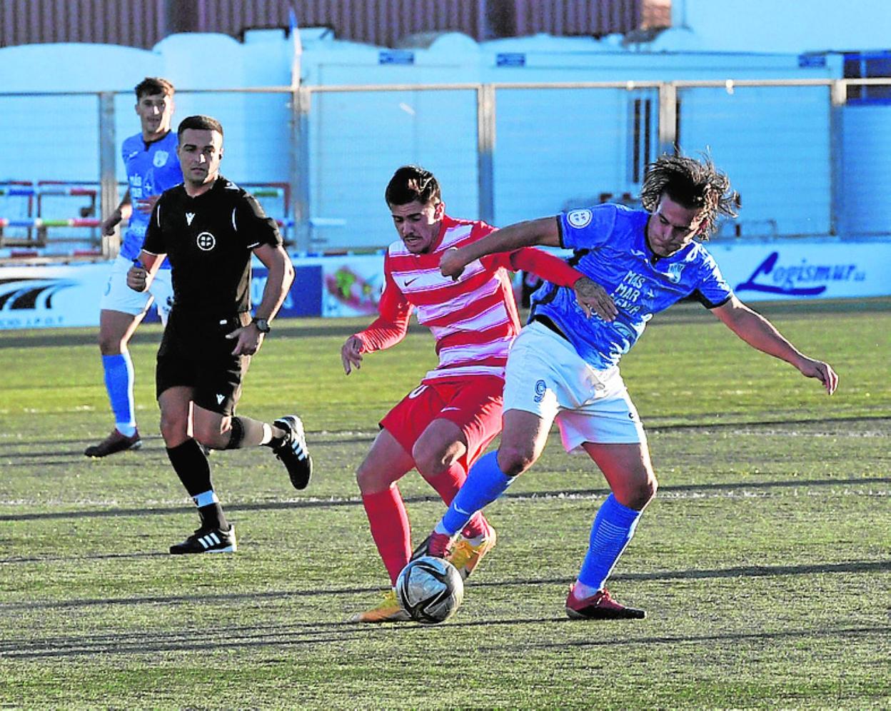Ubis controla el balón, acosado por un rival, ayer. 