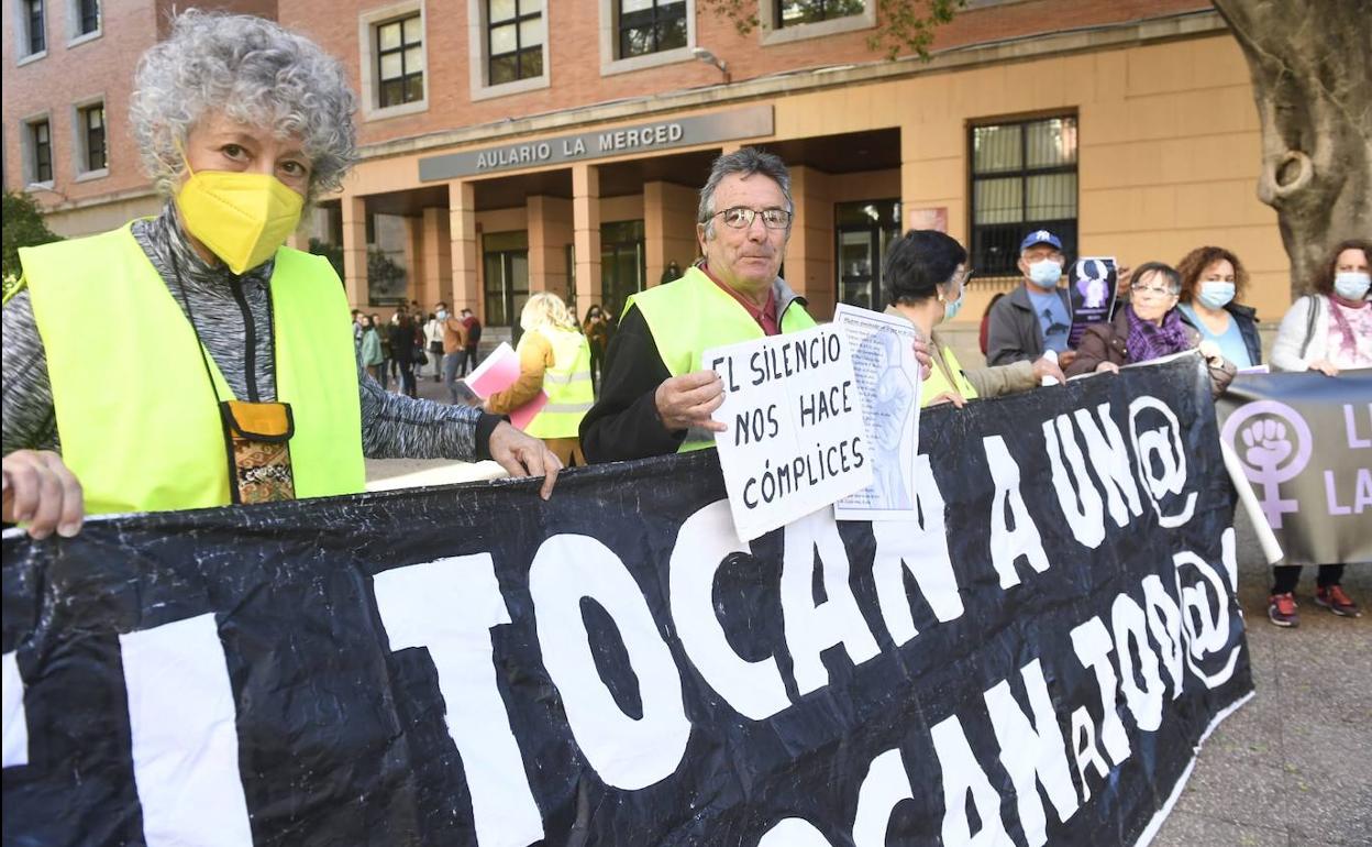 Manifestantes, este lunes, en La Merced.