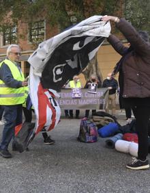 Imagen secundaria 2 - Un grupo de pensionistas se encierra en la UMU para protestar por los «asesinatos machistas»