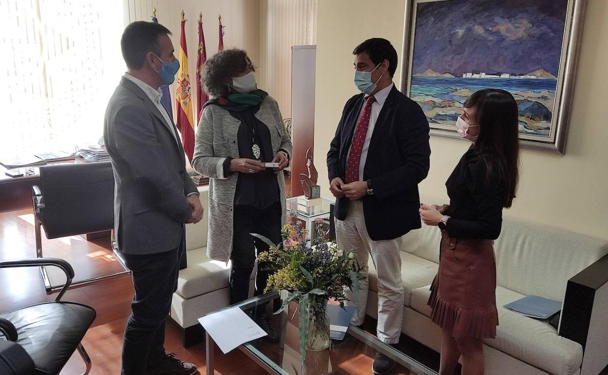 Reunión del consejero de Fomento, Díez de Revenga, y la rectora de la UPCT, Beatriz Miguel. 