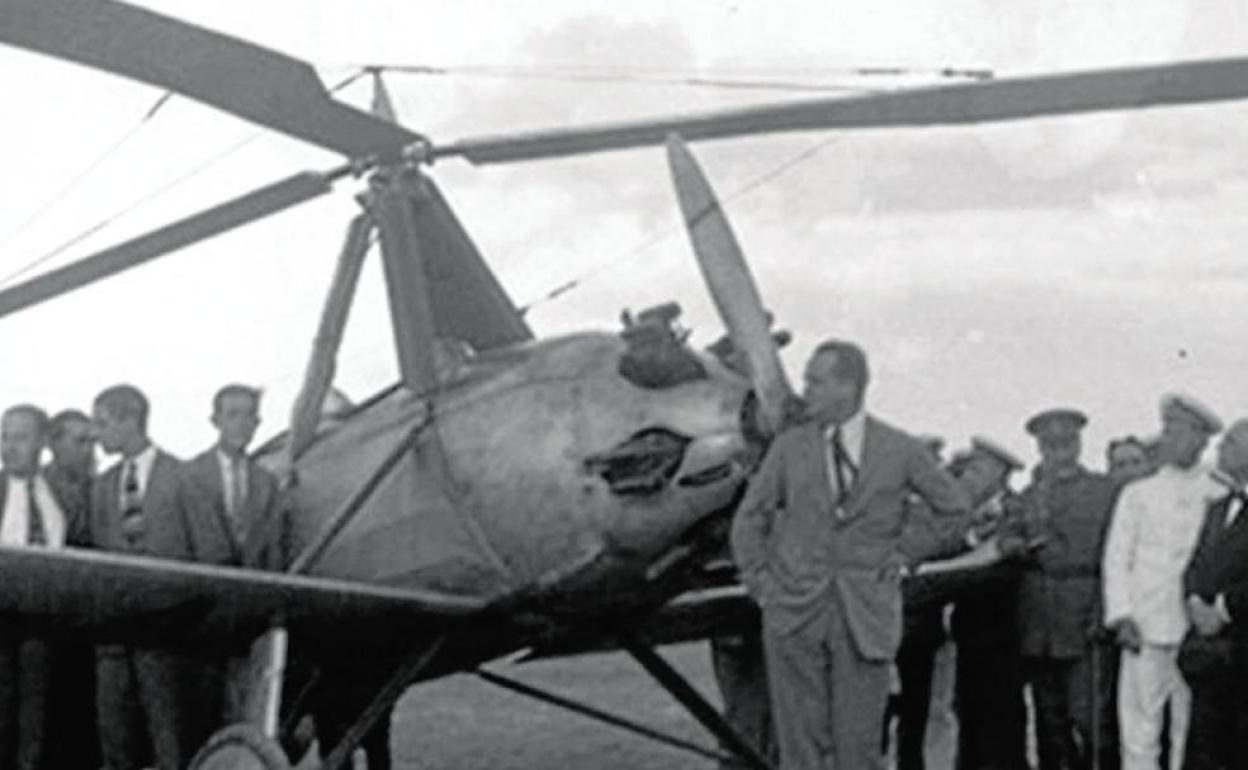 Juan de la Cierva posa con su autogiro en Cartagena..