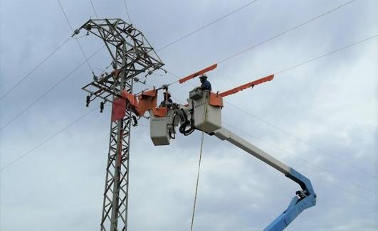 Trabajos de adecuación de un apoyo eléctrico en La Tercia.