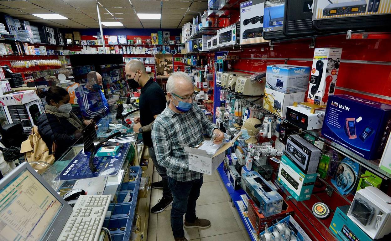 Imagen tomada ayer en el interior de una tienda de aparatos electrónicos de Murcia. 