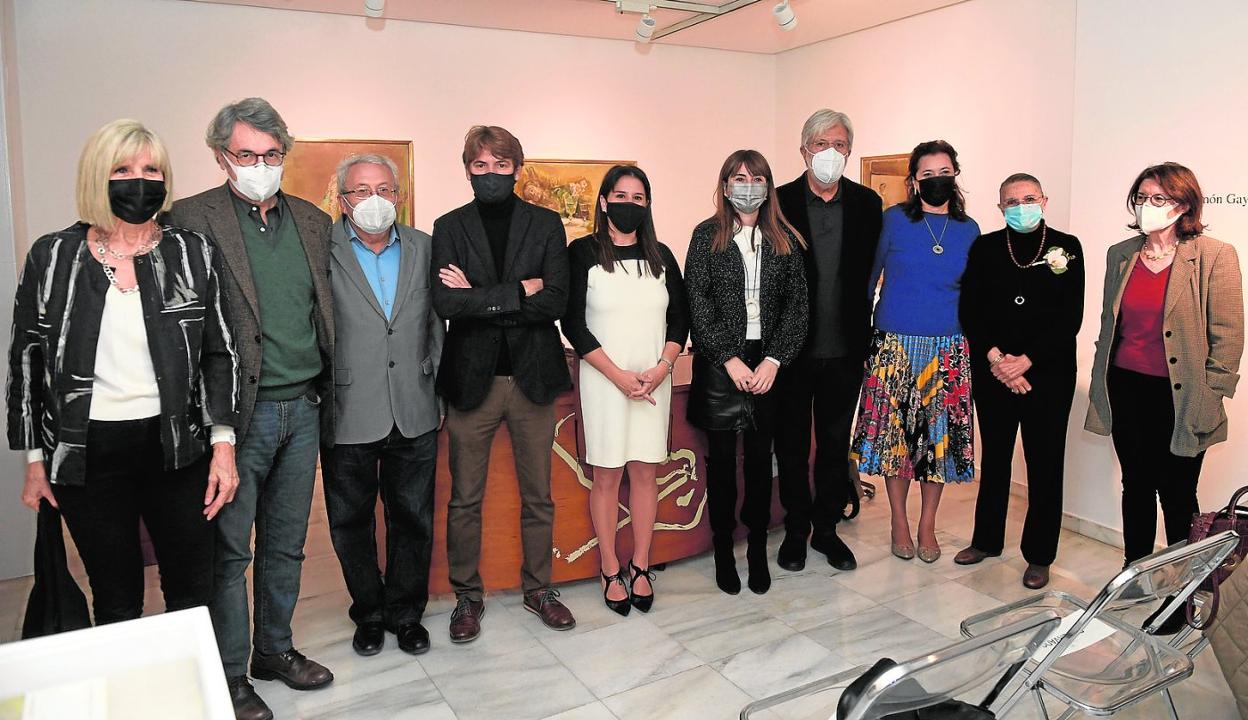 Isabel Verdejo (2ª der.), viuda de Gaya, con las directoras de la publicación y 'gayistas' como Eloy Sánchez Rosillo y Andrés Trapiello, ayer. 