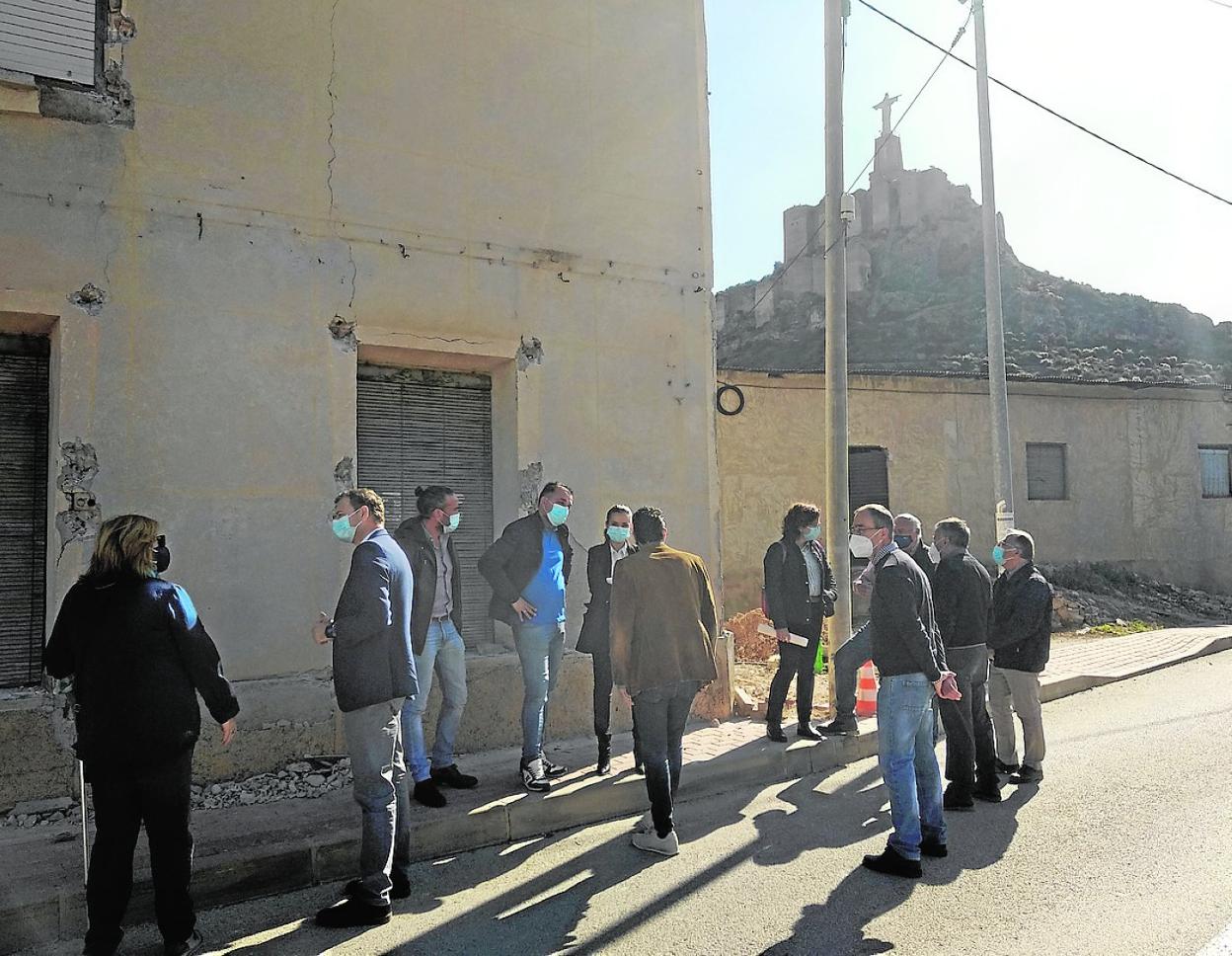 La dueña de la vivienda que se derriba hoy (izquierda), durante el encuentro de ayer con el Ayuntamiento. 