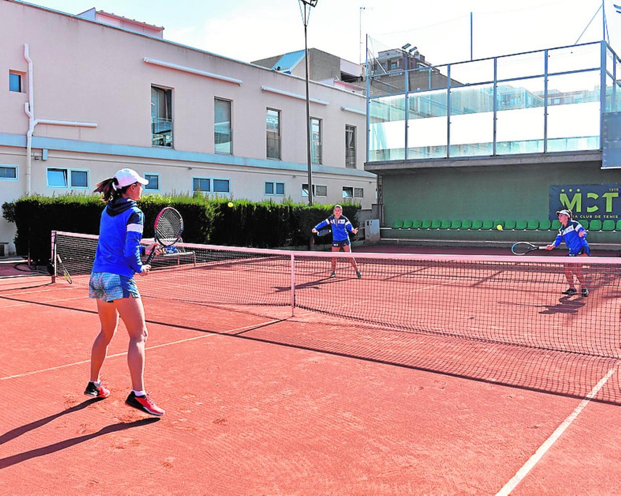 Entrenamiento de las jugadoras del Murcia Club de Tenis, ayer. 