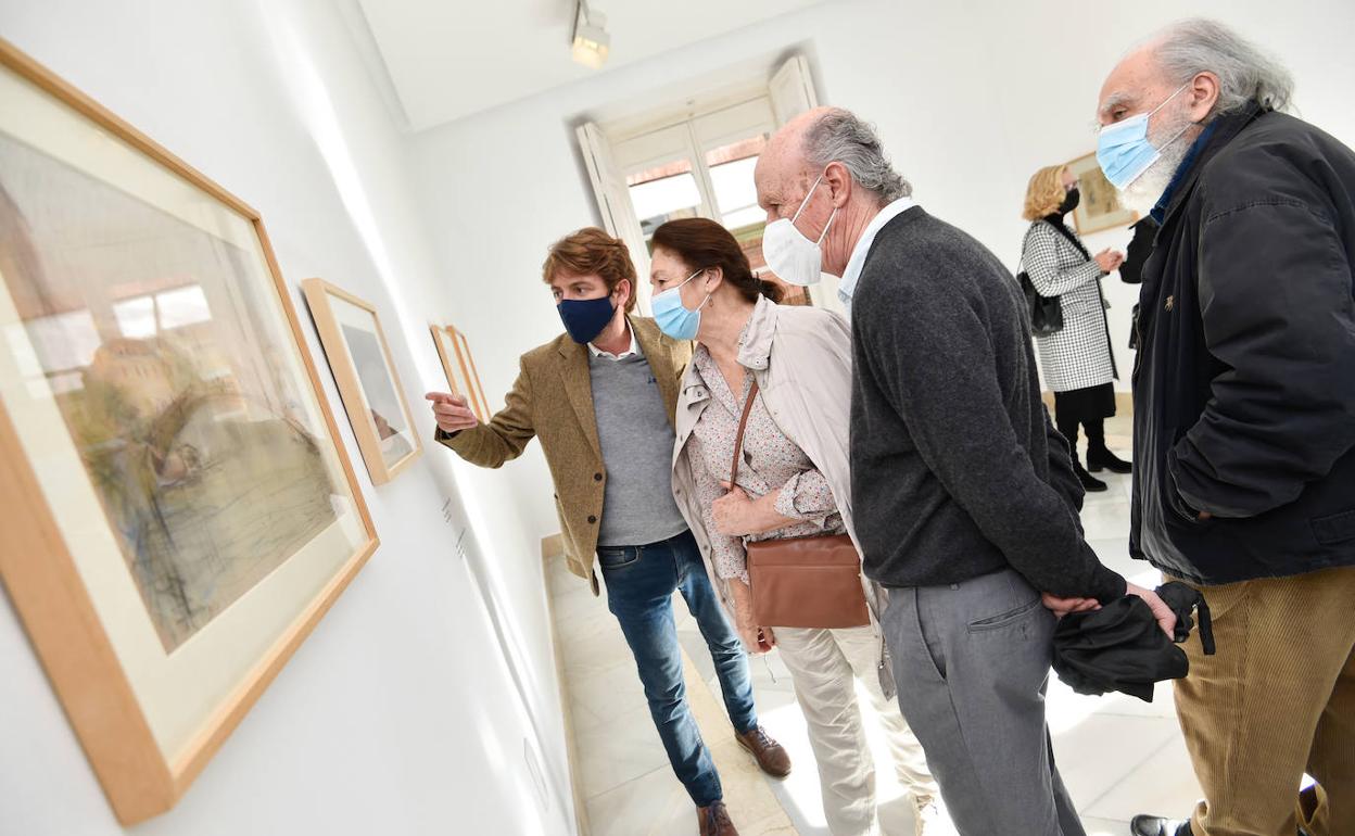 Rafael Fuster muestra a Pedro Serna y su esposa una de las obras de Gaya incluidas en la exposición.