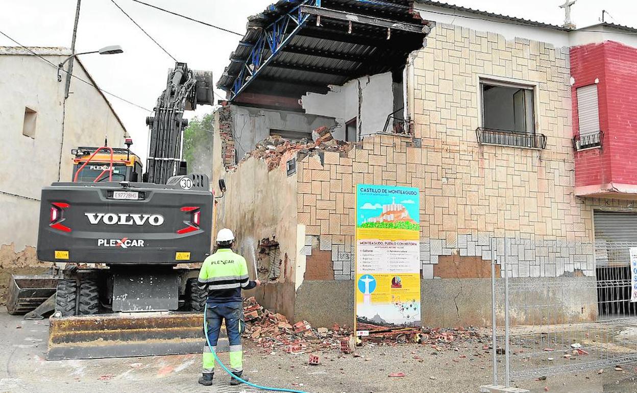 Los operarios de la empresa contratada para adecuar los accesos al Castillo de Monteagudo proceden al derribo de la vivienda.