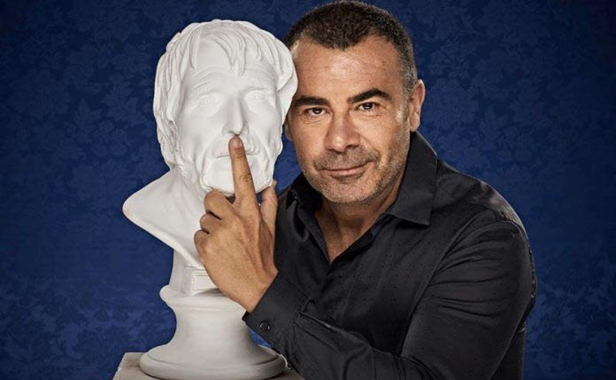 Jorge Javier Vázquez, junto a un busto de Séneca.