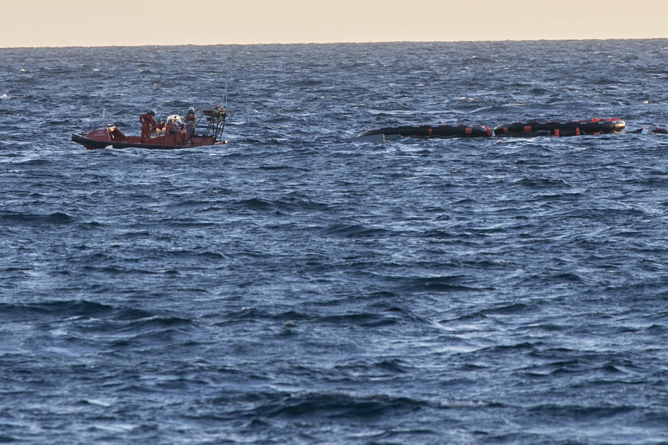 Fotos: El hundimiento de un catamarán turístico obliga a rescatar a 33 personas en aguas de Cartagena