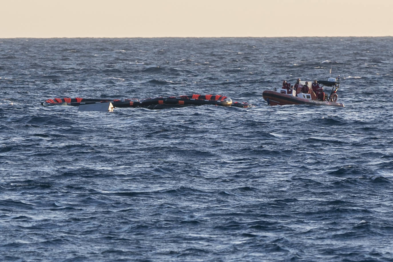 Fotos: El hundimiento de un catamarán turístico obliga a rescatar a 33 personas en aguas de Cartagena