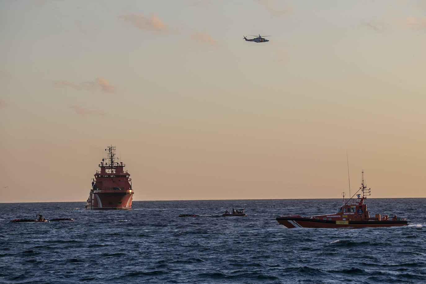 Fotos: El hundimiento de un catamarán turístico obliga a rescatar a 33 personas en aguas de Cartagena