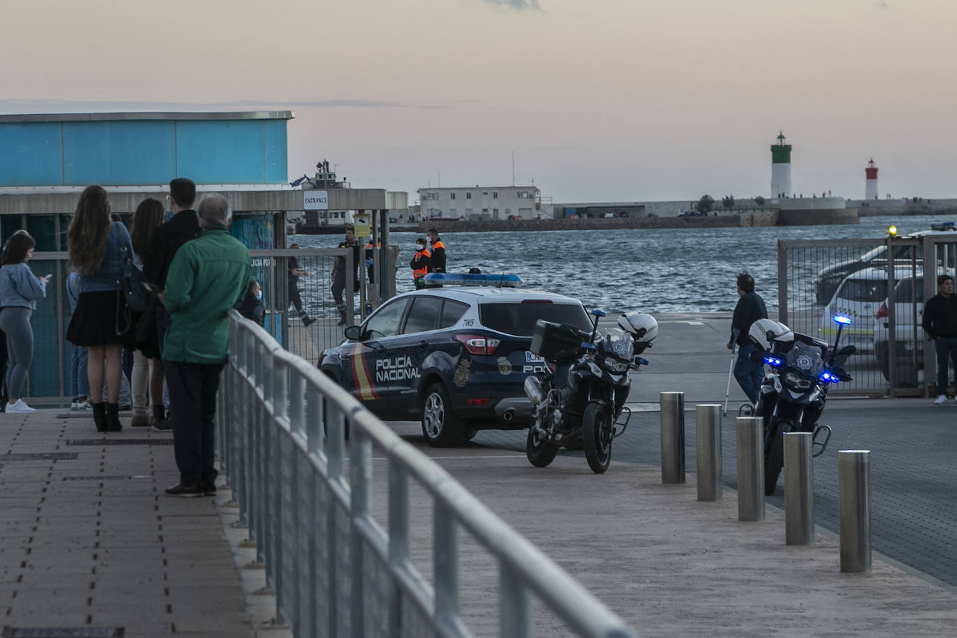 Fotos: El hundimiento de un catamarán turístico obliga a rescatar a 33 personas en aguas de Cartagena