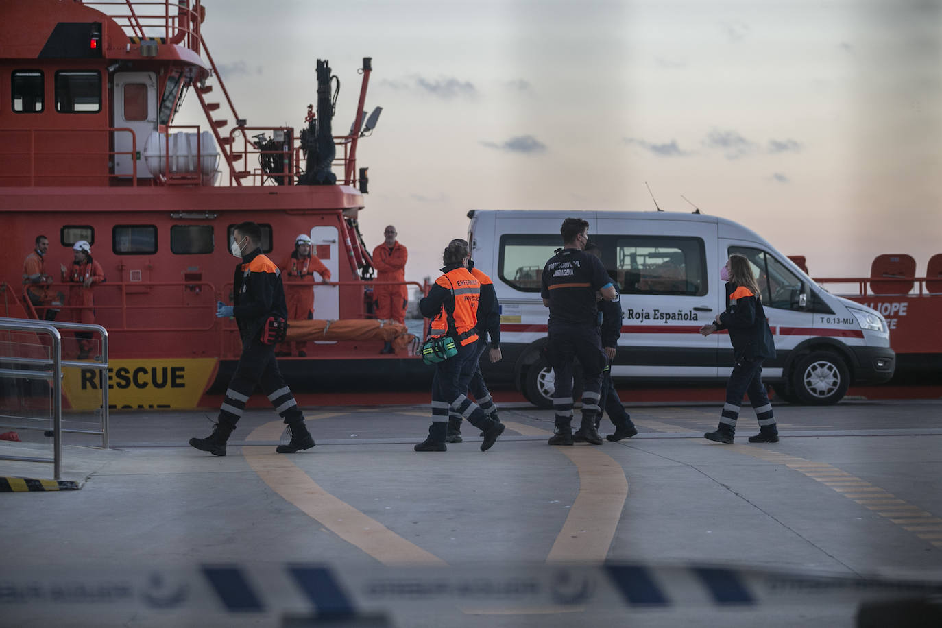 Fotos: El hundimiento de un catamarán turístico obliga a rescatar a 33 personas en aguas de Cartagena