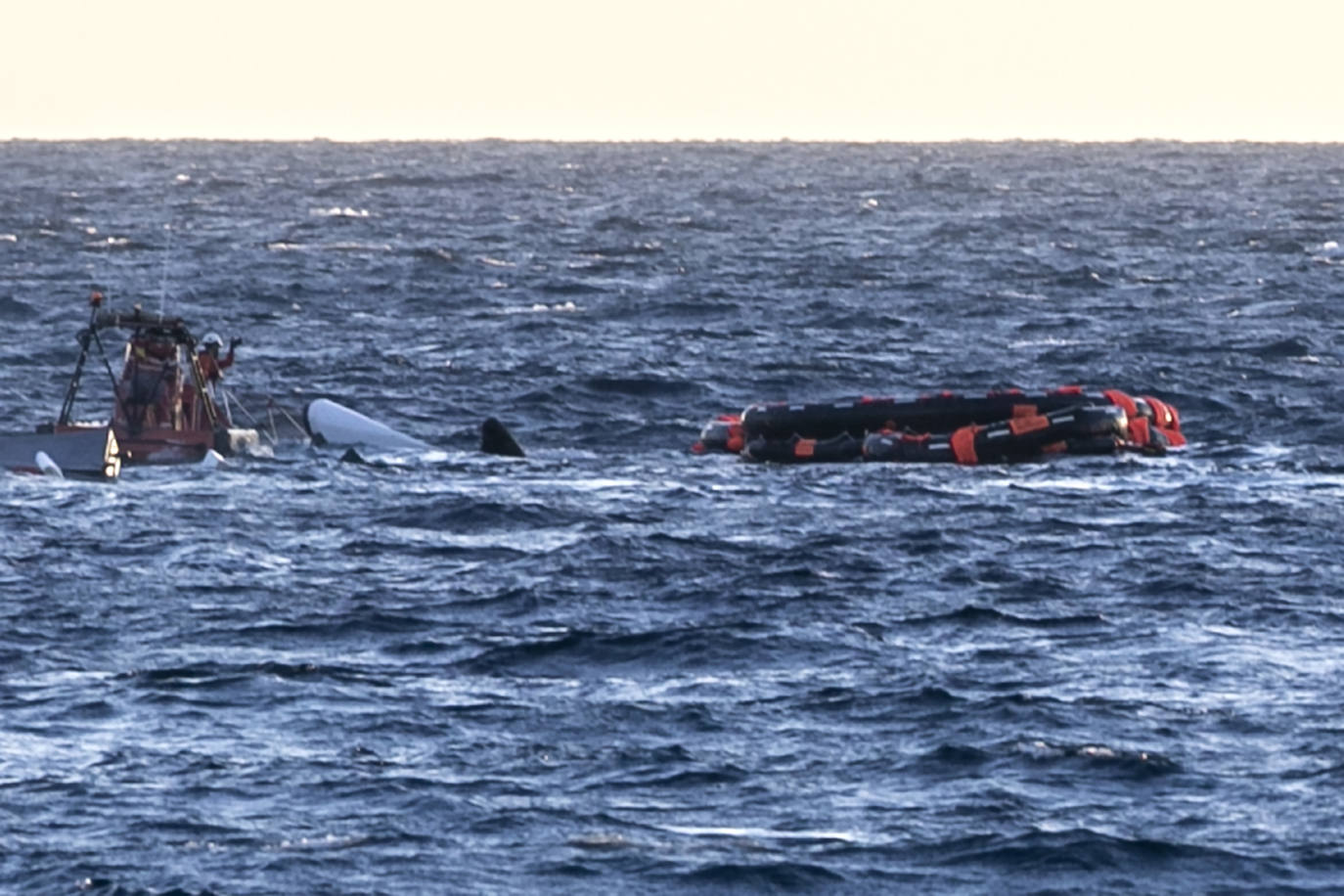 Fotos: El hundimiento de un catamarán turístico obliga a rescatar a 33 personas en aguas de Cartagena