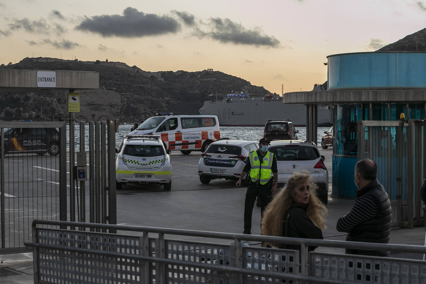 Fotos: El hundimiento de un catamarán turístico obliga a rescatar a 33 personas en aguas de Cartagena