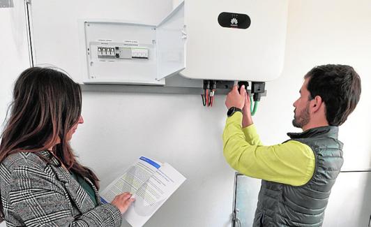Alba Olmos y Toño Alcázar, de MIW, supervisan una de las instalaciones. 