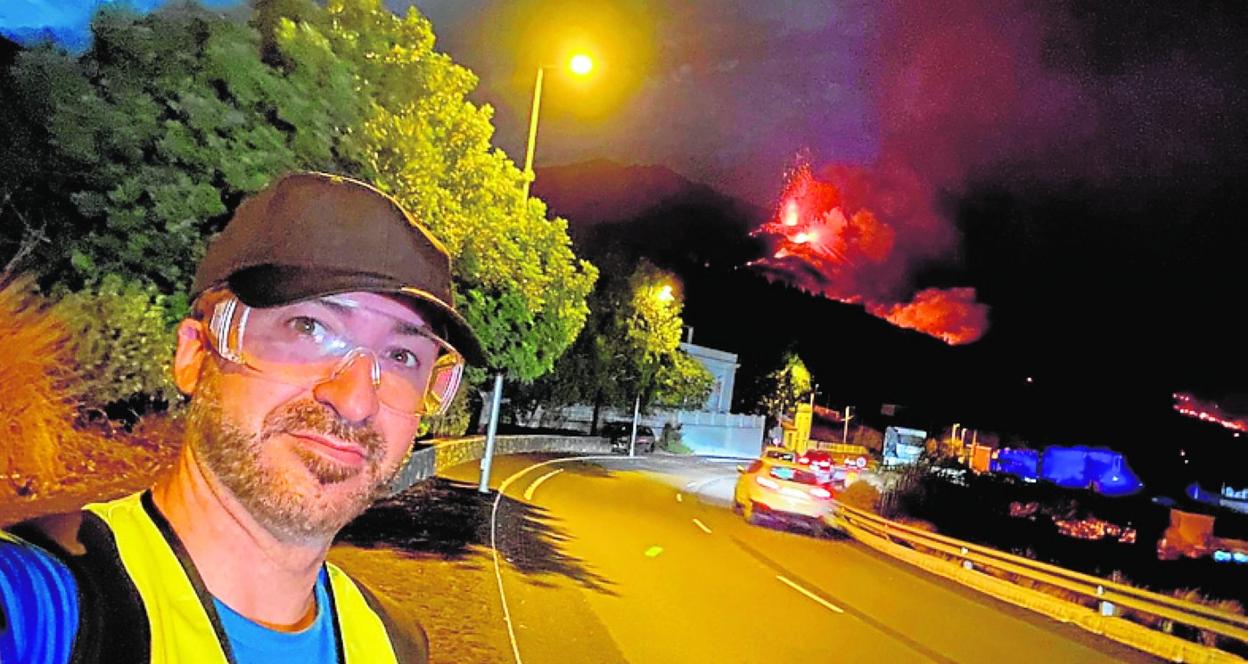 Javier Andreo, en una imagen en La Palma, con el volcán al fondo. 