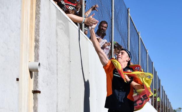 Acosta choca la mano a un aficionado, al acabar las carreras. 