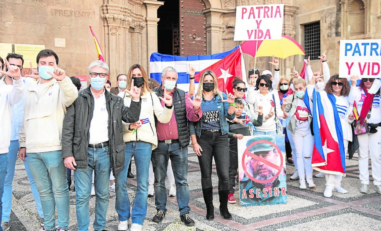 Participantes, ayer, en la marcha cívica por la apertura de Cuba. 