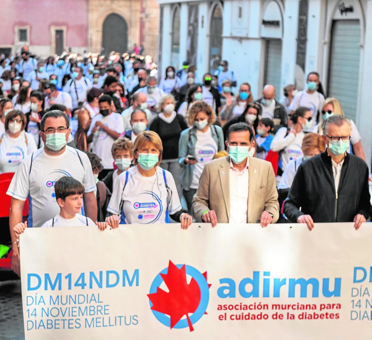 Cabeza de la marcha por la Diabetes, con el alcalde de Murcia y el consejero de Salud, a la derecha, ayer, por el centro de Murcia. 