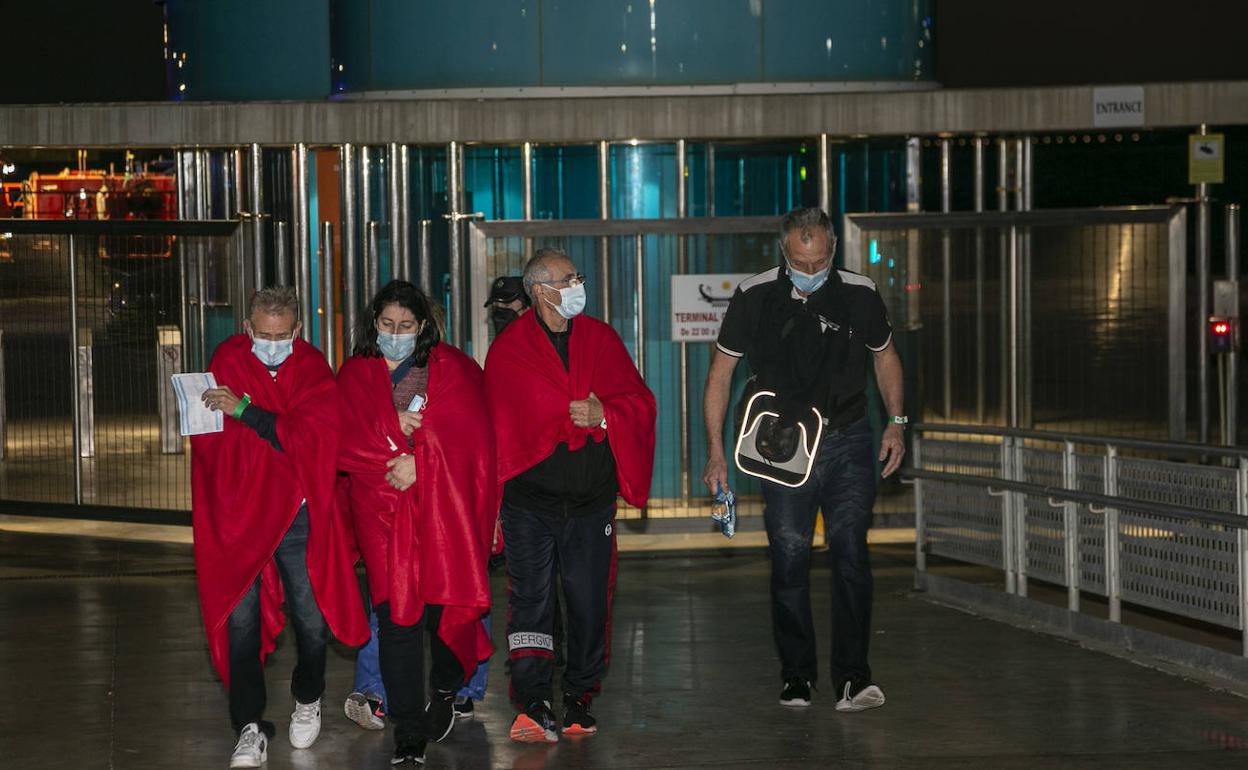 Algunas de las personas rescatadas del catamarán hundido en Cartagena este domingo. 