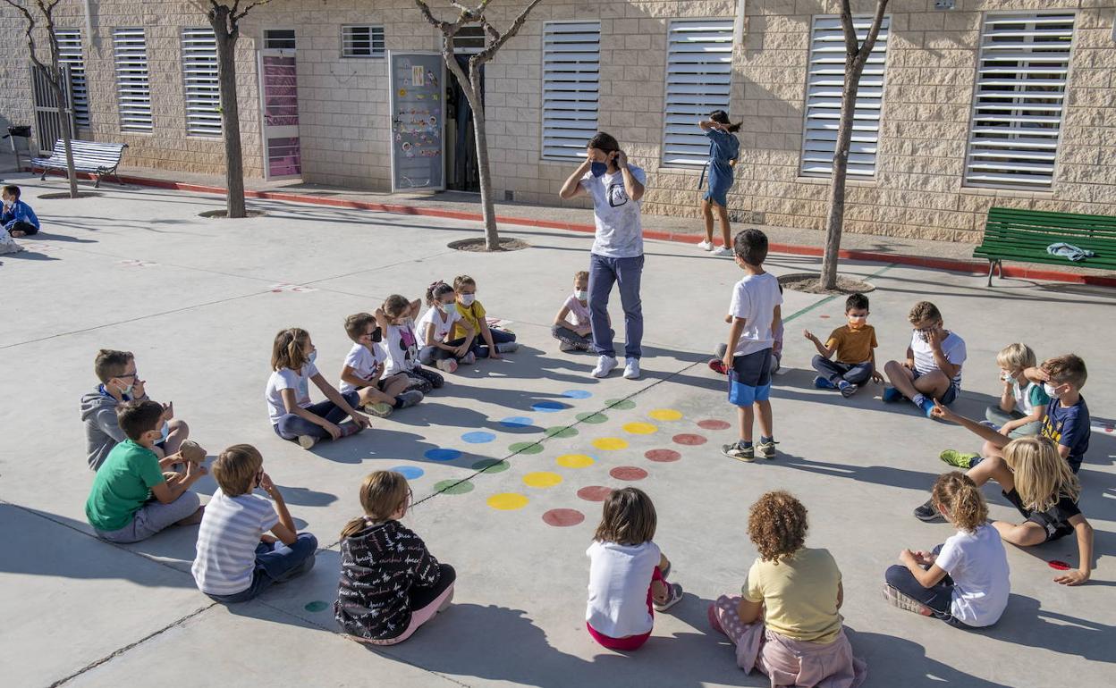 Imagen de archivo de unos niños en el patio de un colegio. 