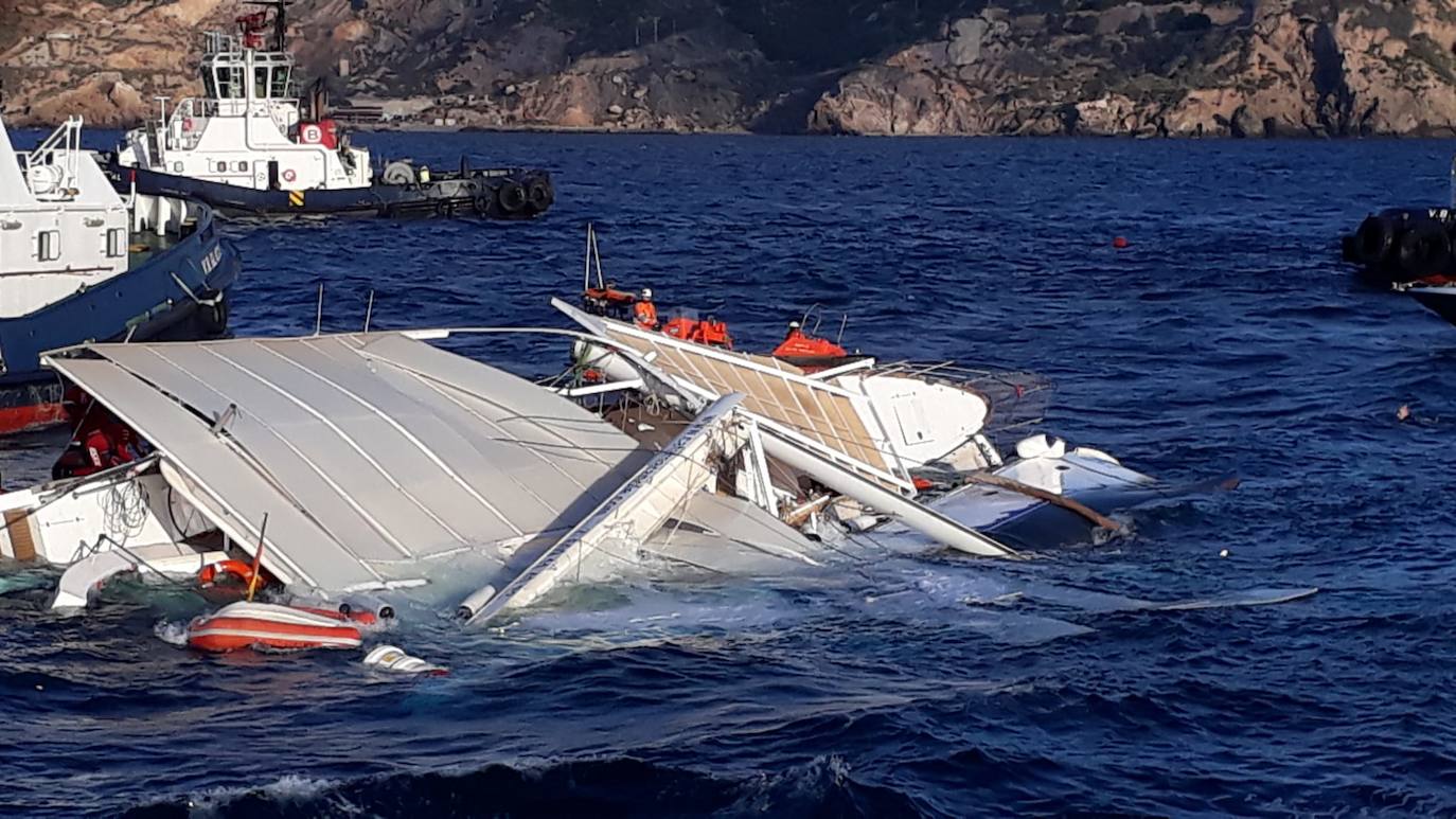 Fotos: El rescate de los tripulantes del catamarán hundido en Cartagena