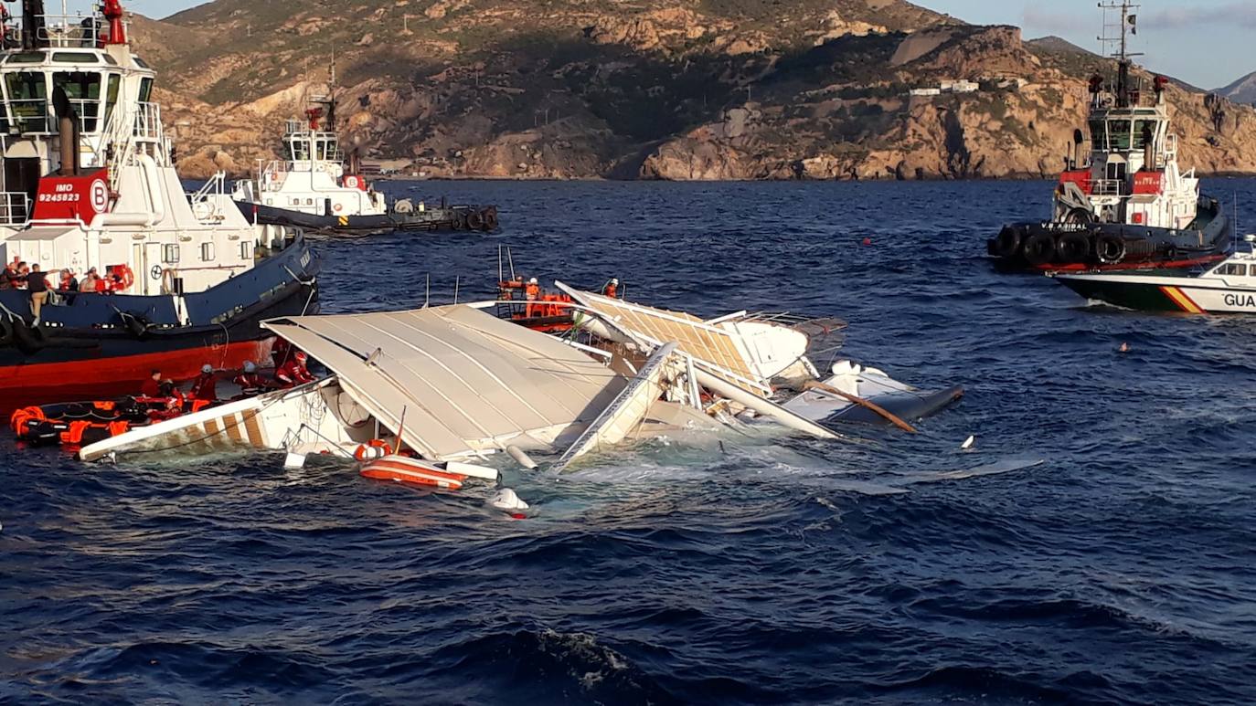 Fotos: El rescate de los tripulantes del catamarán hundido en Cartagena