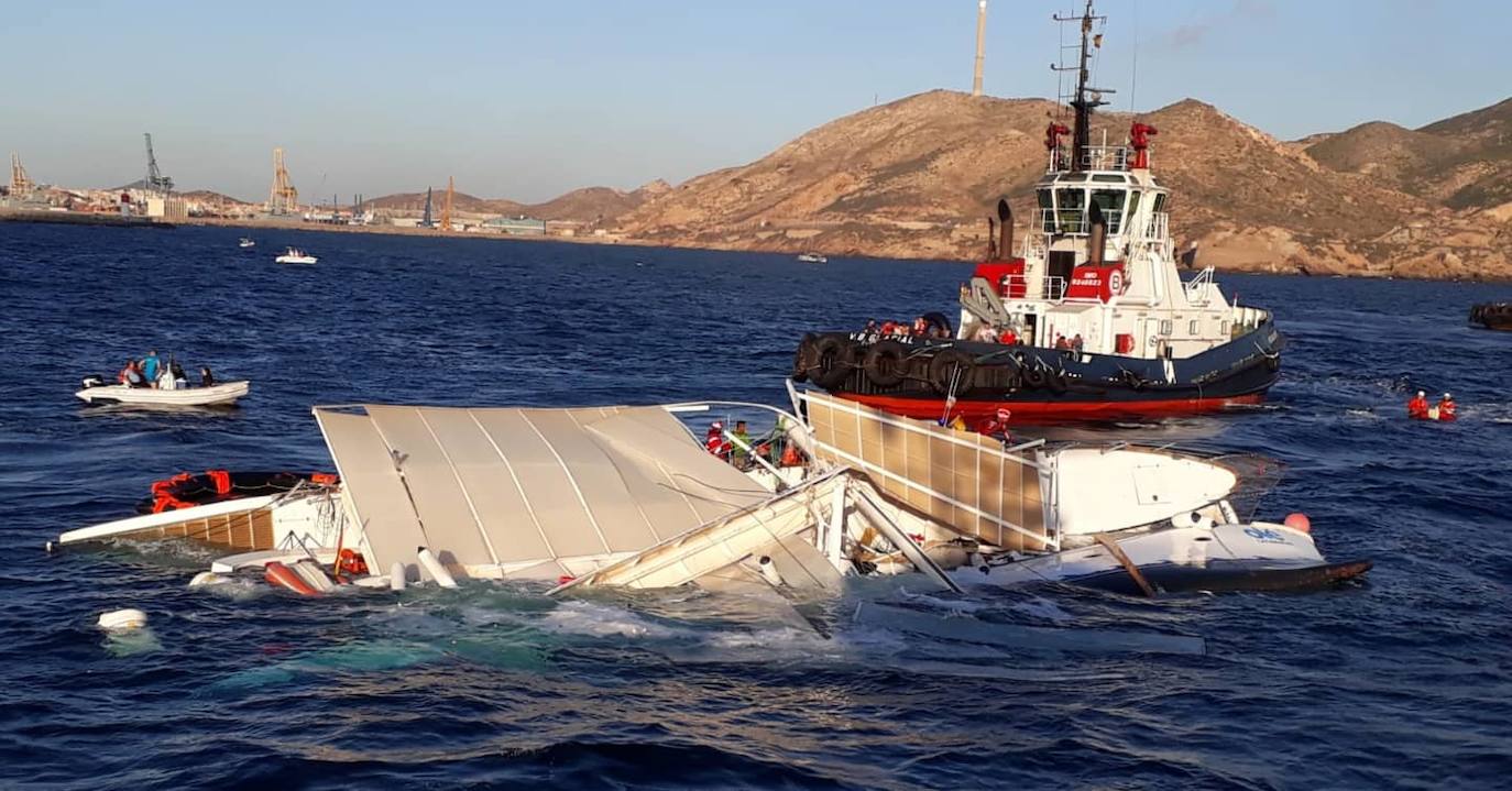 Fotos: El rescate de los tripulantes del catamarán hundido en Cartagena