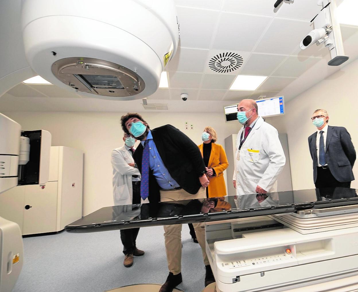 López Miras mira el brazo artículado del nuevo acelerador lineal instalado en el Rosell. 