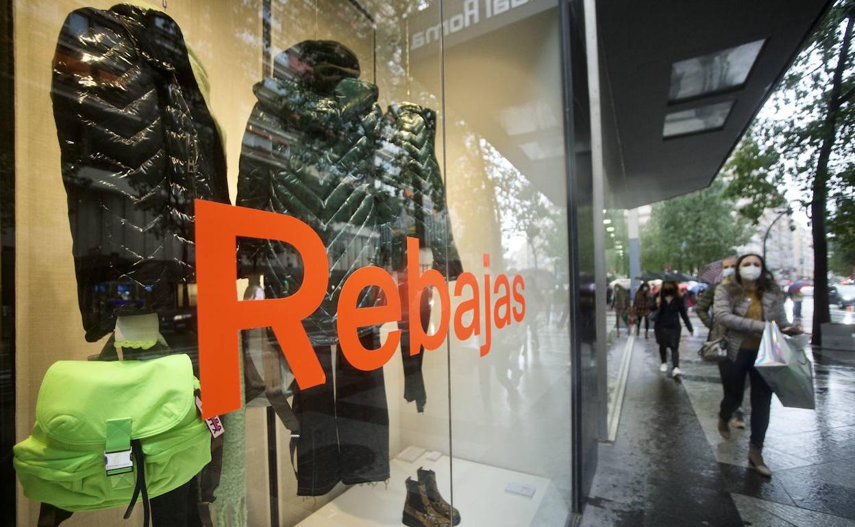 Imagen de archivo de rebajas en el centro de Murcia.