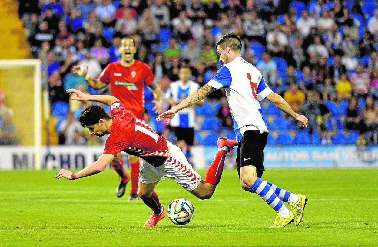 Javi Flores y Acciari, en el último Hércules-Real Murcia disputado en Segunda B en el año 2015. 