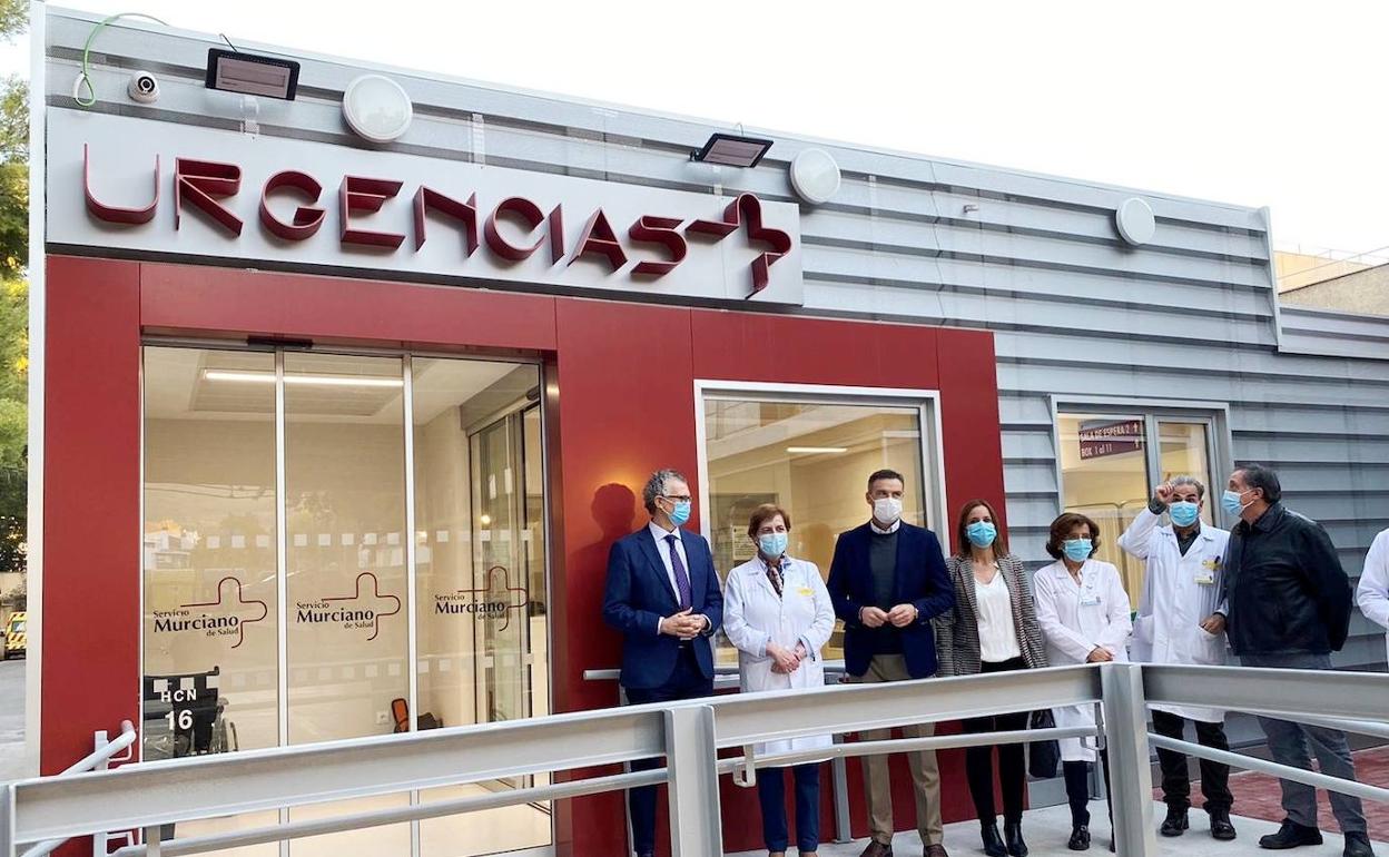 El consejero (1º izda) y el alcalde (3º izda) delante de las nuevas dependencias delservicio de Urgencias 