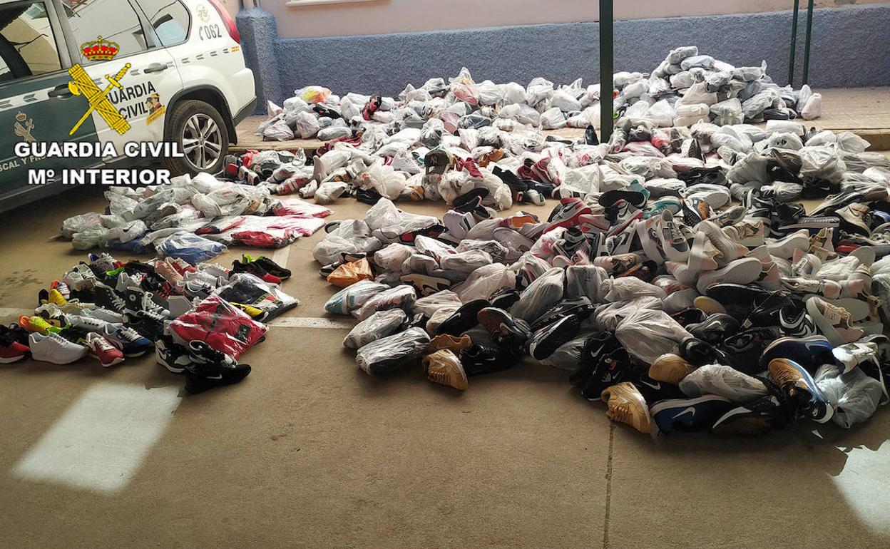 La Guardia Civil se incauta cerca de 1.000 artículos textiles falsificados.