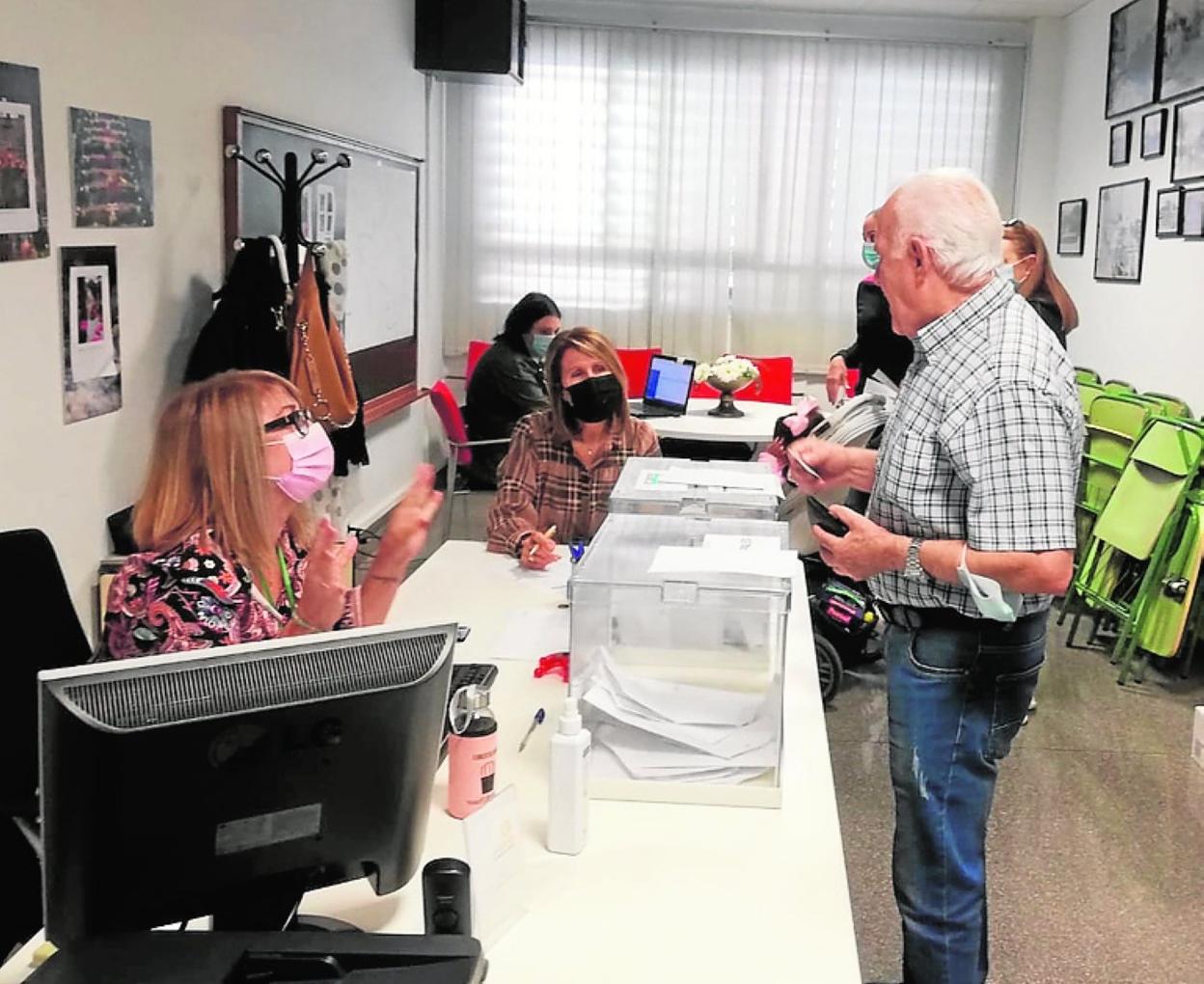 Un vecino, durante la jornada de votación presencial. 