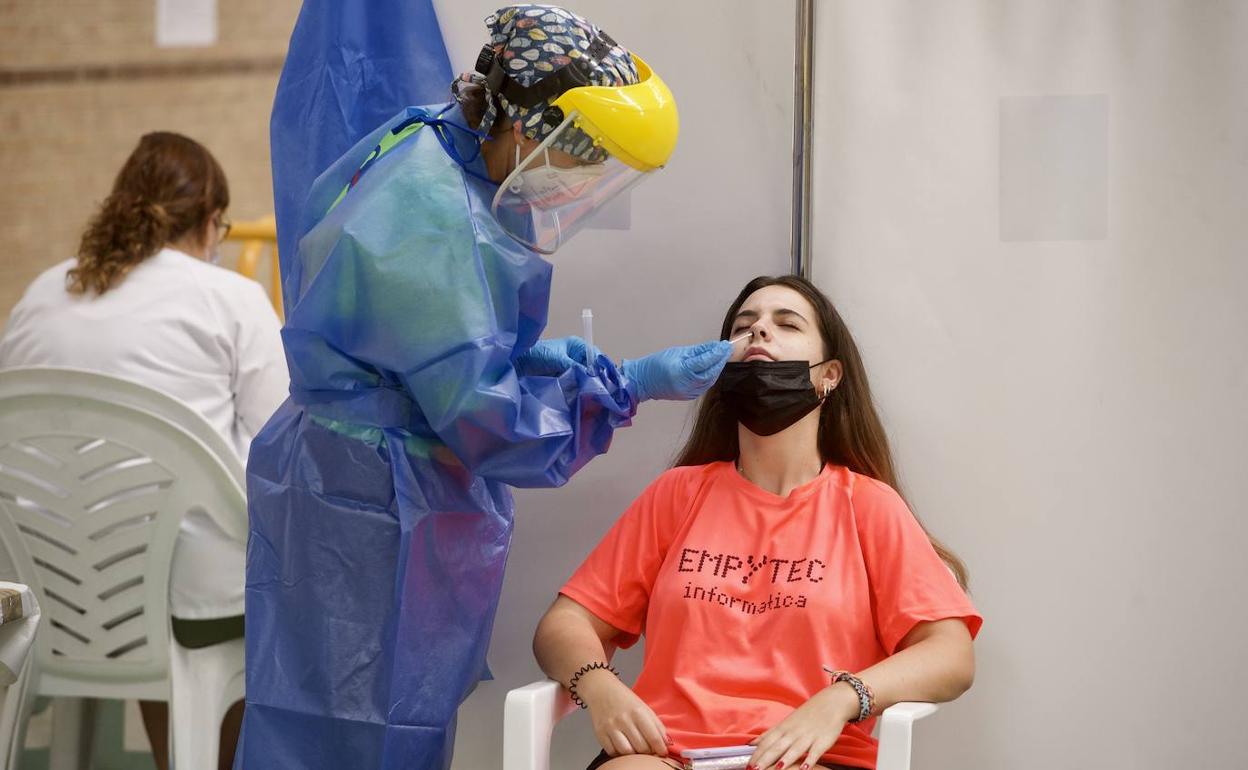 Un sanitario realiza una prueba de antígenos a una joven en Fuente Álamo, en una fotografía de archivo.