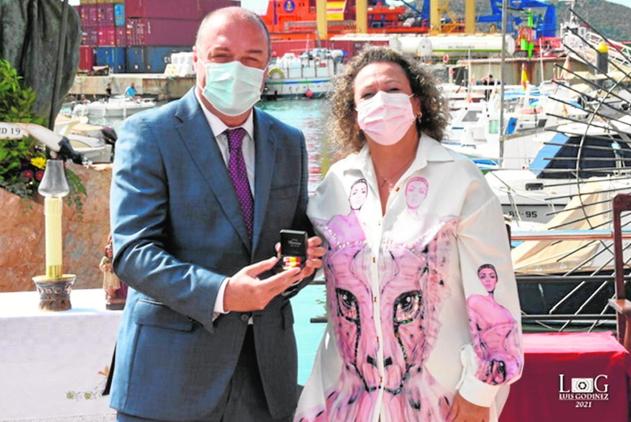 El gerente de Hidrogea, Andrés Martínez, recoge la medalla 'Cartagena por la Caridad' de manos de la presidenta de la Autoridad Portuaria de Cartagena, Yolanda Muñoz.