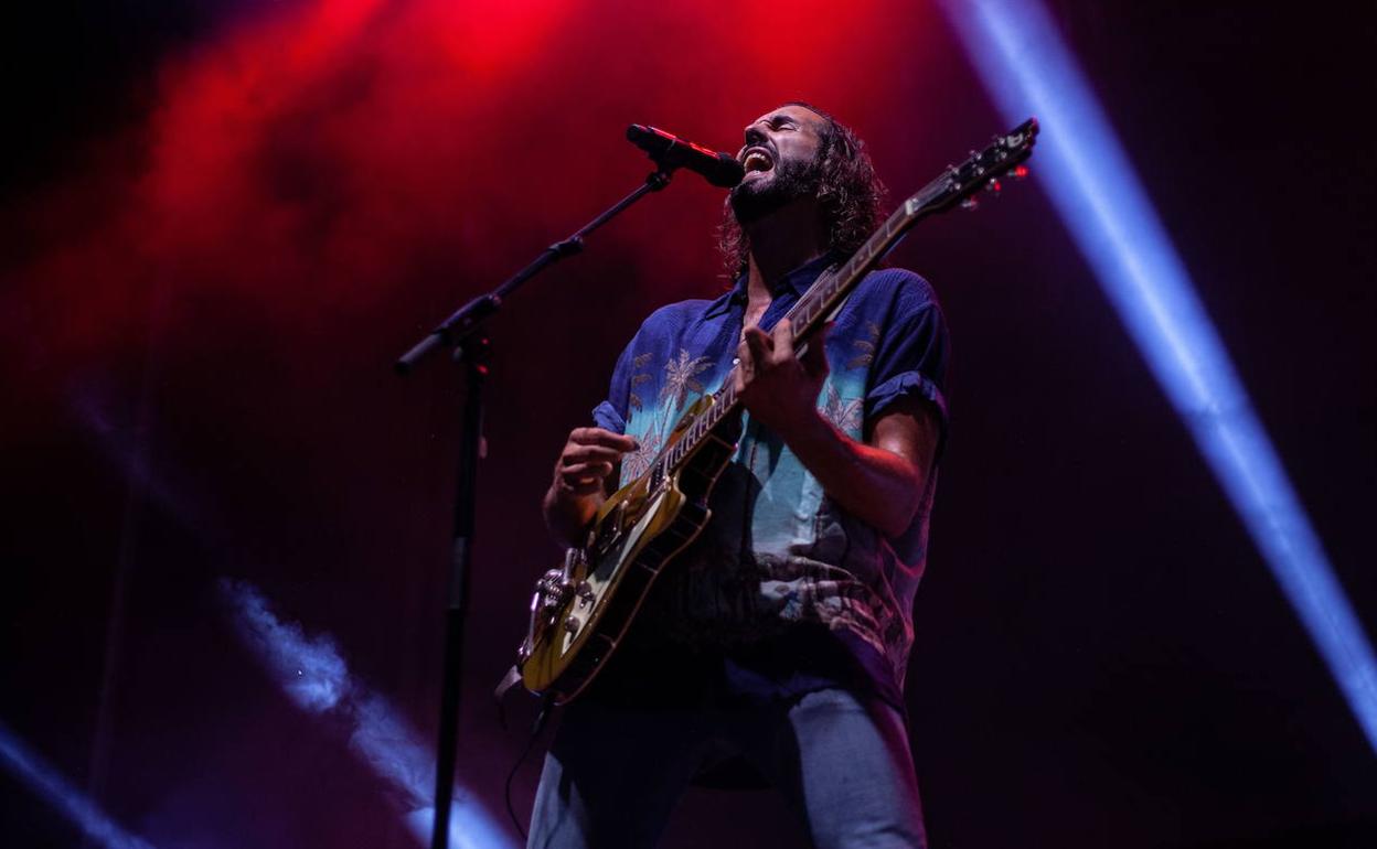 Mikel Izal durante el concierto en el Enrique Roca del pasado mes de julio.