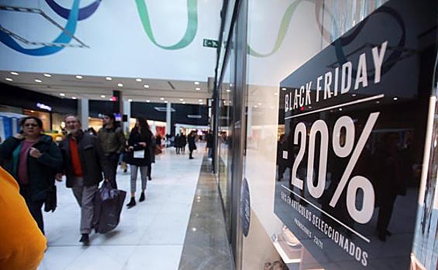 Una tienda con descuentos del Black Friday. 