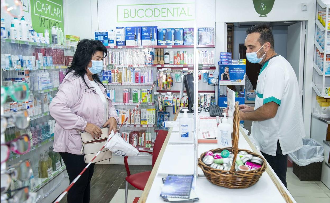 Una clienta en una farmacia de Alcantarilla. 