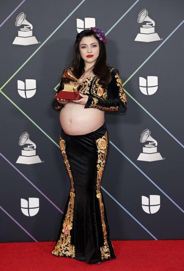 Mon Lafarte posa con su Grammy y con la tripa de embarazada.