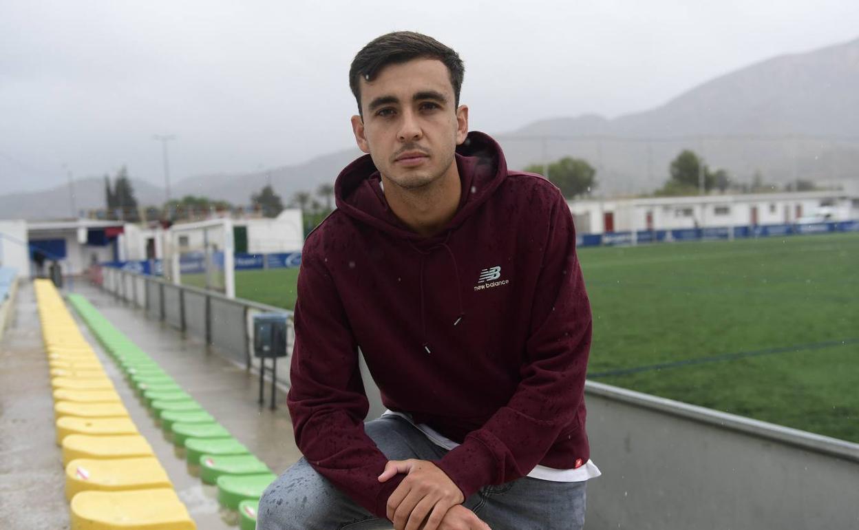 Pablo Haro, jugador del Real Murcia, tras el entrenamiento de ayer en el campo de El Limonar, en Santomera. 