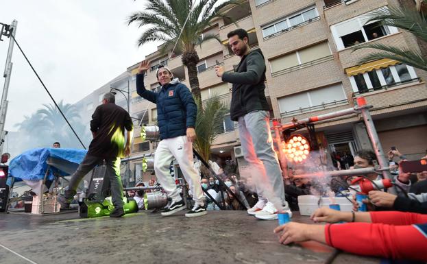 Galería. Acosta saluda durante un acto en el paseo marítimo de Puerto de Mazarrón.