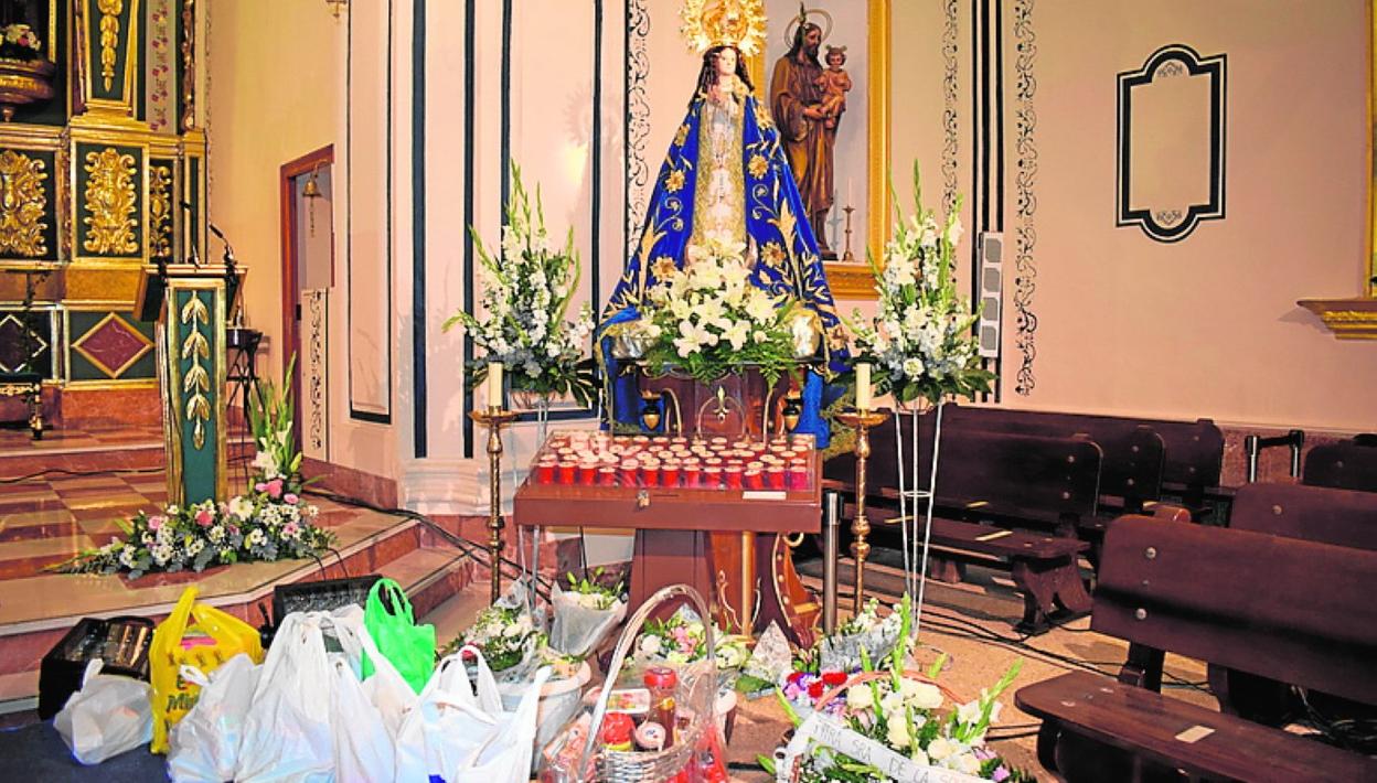 Bolsas con las donaciones realizadas a la Virgen. 