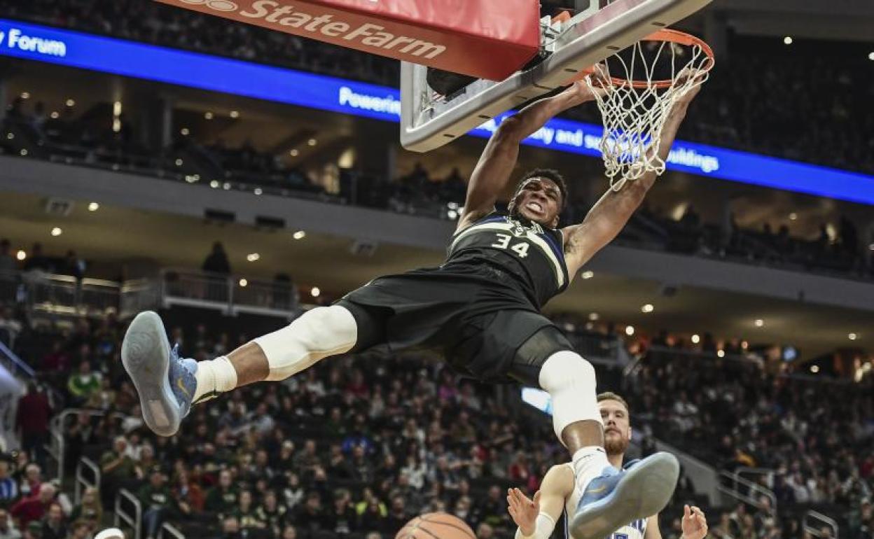 Giannis Antetokounmpo machaca la canasta durante el partido. 