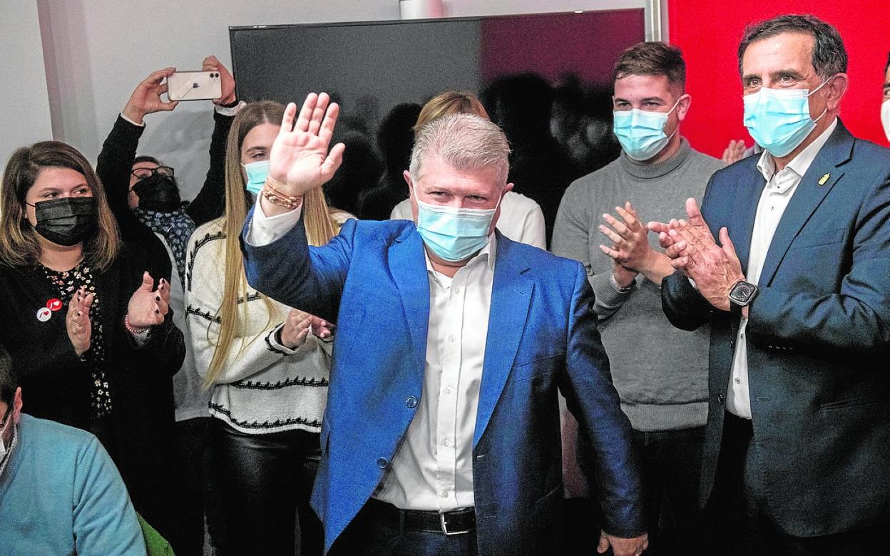 José Vélez saluda a su entrada en la sala de prensa del PSRM, el pasado sábado. 