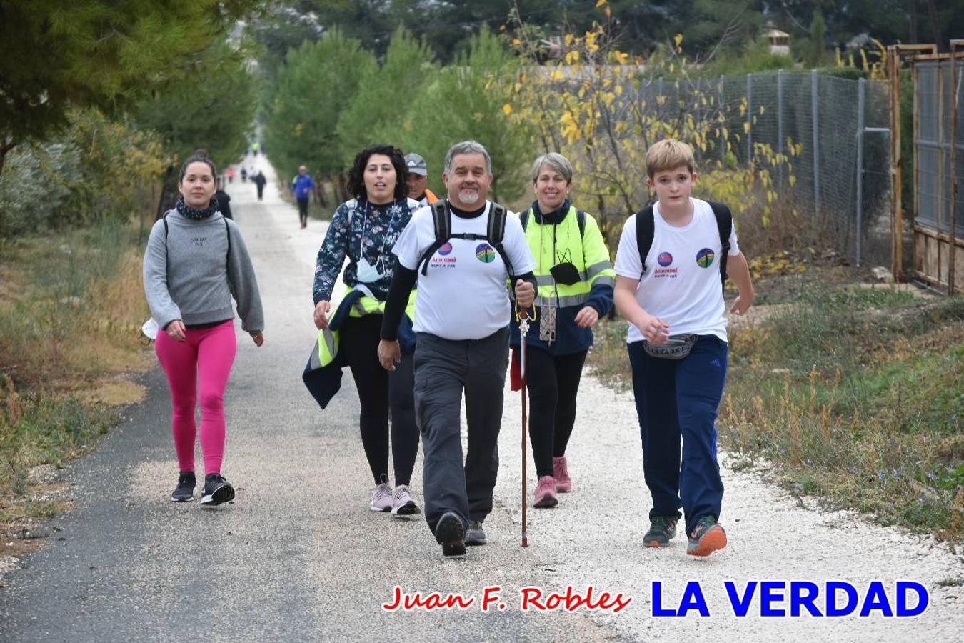 Unas 200 personas de Granja de Rocamora, Abanilla y Ulea finalizaron ayer el recorrido, a pide, de los 120 kilómetros que separan la localidad alicantina de Caravaca de la Cruz. Los cuatro municipios comparten la devoción a sendos Lignum Crucis que se veneran en cada una de las localidades. Ayer recorrieron la última etapa, desde Bullas hasta basílica de la Vera Cruz en una ceremonia oficiada por el rector, Emilio Sánchez, y en la que estuvieron presentes los representantes de las instituciones religiosas que organizaban la peregrinación y una representación de los ocho Ayuntamientos que atraviesa este camino.