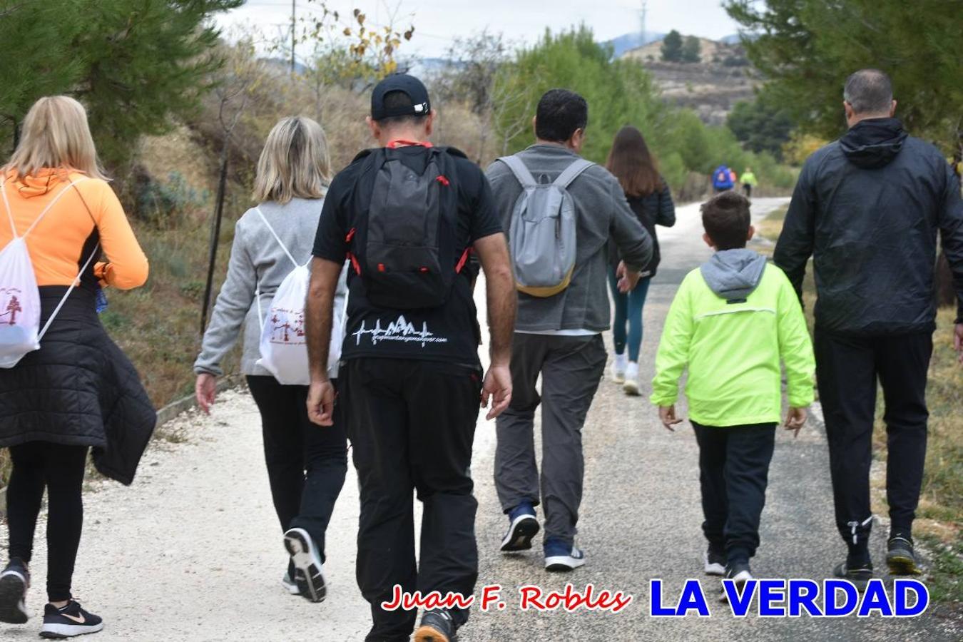 Unas 200 personas de Granja de Rocamora, Abanilla y Ulea finalizaron ayer el recorrido, a pide, de los 120 kilómetros que separan la localidad alicantina de Caravaca de la Cruz. Los cuatro municipios comparten la devoción a sendos Lignum Crucis que se veneran en cada una de las localidades. Ayer recorrieron la última etapa, desde Bullas hasta basílica de la Vera Cruz en una ceremonia oficiada por el rector, Emilio Sánchez, y en la que estuvieron presentes los representantes de las instituciones religiosas que organizaban la peregrinación y una representación de los ocho Ayuntamientos que atraviesa este camino.