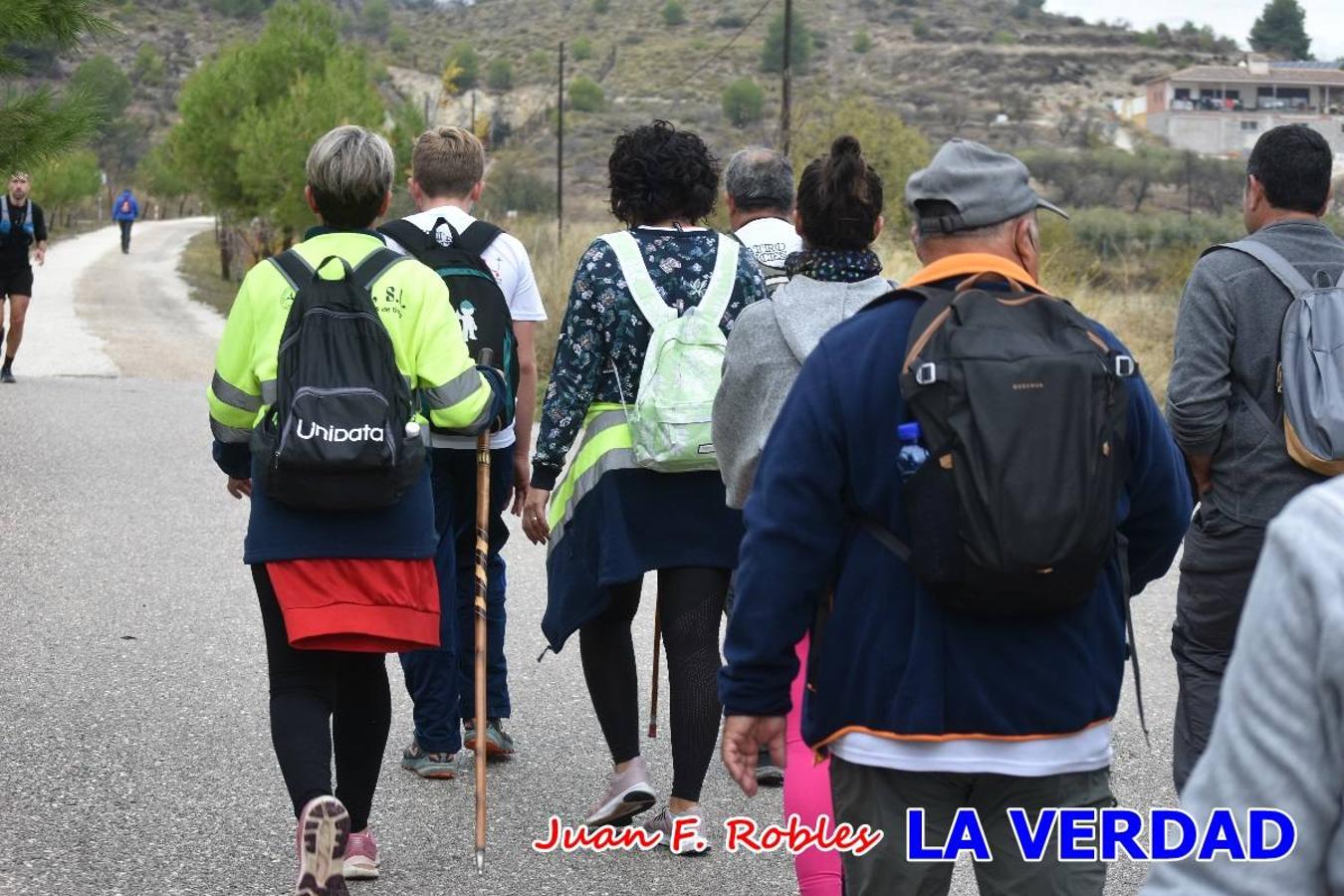 Unas 200 personas de Granja de Rocamora, Abanilla y Ulea finalizaron ayer el recorrido, a pide, de los 120 kilómetros que separan la localidad alicantina de Caravaca de la Cruz. Los cuatro municipios comparten la devoción a sendos Lignum Crucis que se veneran en cada una de las localidades. Ayer recorrieron la última etapa, desde Bullas hasta basílica de la Vera Cruz en una ceremonia oficiada por el rector, Emilio Sánchez, y en la que estuvieron presentes los representantes de las instituciones religiosas que organizaban la peregrinación y una representación de los ocho Ayuntamientos que atraviesa este camino.